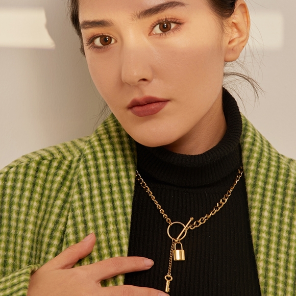 Magnifique Metal Lock Pendant Necklace - Picture 6 of 7